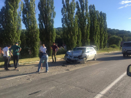 Grav accident rutier la iesirea din Chisinau. Doua masini facute zob, dupa ce s-au lovit frontal - VIDEO