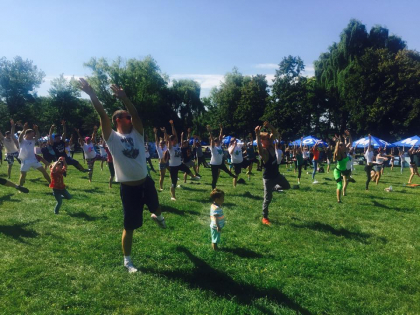 Dimineata activa pentru mai multi locuitori ai capitalei. Amatorii de sport si-au dat intalnire astazi in parcul Dendrariu din capitala, unde fac antrenamente alaturi de campionul la fitnes Dmitrii Yashankin - GALERIE FOTO Dimineata activa pentru mai multi locuitori ai capitalei. Amatorii de sport si-au dat intalnire astazi in parcul Dendrariu din capitala, unde fac antrenamente alaturi de campionul la fitnes Dmitrii Yashankin - GALERIE FOTO