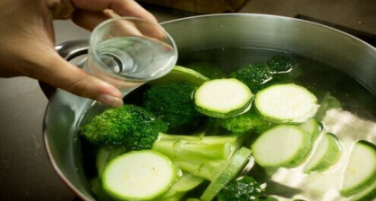 A pus putina apa cu bicarbonat peste legume. Dupa ce vei afla motivul, vei face si tu la fel A pus putina apa cu bicarbonat peste legume. Dupa ce vei afla motivul, vei face si tu la fel