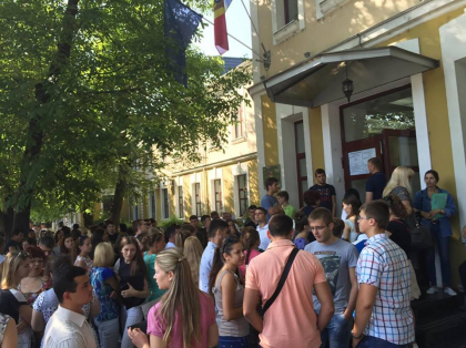 Cozi imense la Universitatea de medicina "Nicolae Testemitanu". S-au intocmit liste de asteptare inca de aseara - FOTO