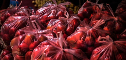 Cum sa depozitezi eficient pungile din plastic! Metoda asta iti va schimba viata - VIDEO Cum sa depozitezi eficient pungile din plastic! Metoda asta iti va schimba viata - VIDEO