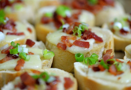 Tartine cu branza Cheddar si bacon