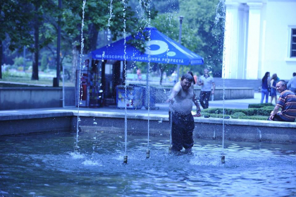 A lasat jena deoparte si a facut o baie in vazul lumii, in plina zi. Cum a fost suprins un barbat - GALERIE FOTO 