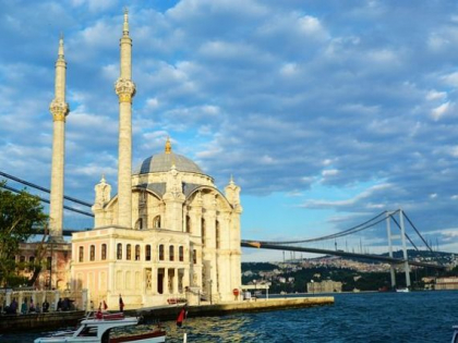 Numarul turistilor straini care merg in Turcia a scazut la minimul ultimilor 22 de ani. Ankara pierde 8 mld. dolari Numarul turistilor straini care merg in Turcia a scazut la minimul ultimilor 22 de ani. Ankara pierde 8 mld. dolari