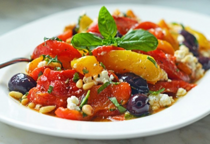 Salata de ardei copti, branza feta si masline Salata de ardei copti, branza feta si masline