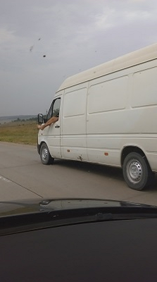 Soferul unui microbuz a fost surprins in timp ce conducea cu un picior scos pe geam. Ce isi permit unii conducatori auto - GALERIE FOTO
