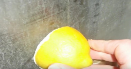 A inmuiat jumatate de lamaie in bicarbonat de sodiu! Ce a urmat este incredibil