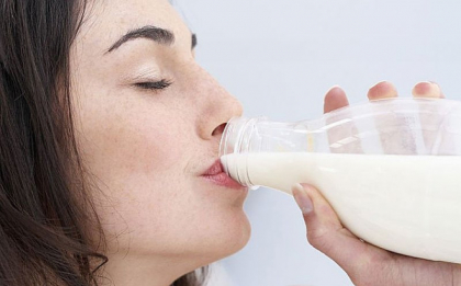 O tanara a renuntat definitiv la lactate! Dupa o saptamana a vazut ce s-a intamplat cu corpul ei O tanara a renuntat definitiv la lactate! Dupa o saptamana a vazut ce s-a intamplat cu corpul ei