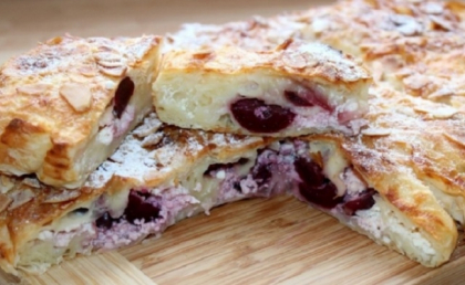 Strudel cu branza de vaci si cirese Strudel cu branza de vaci si cirese