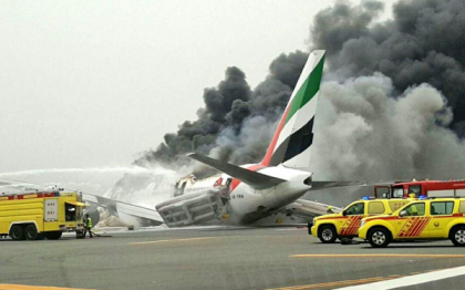 Un avion Emirates cu 300 de oameni la bord s-a prabusit la aterizarea pe aeroportul din Dubai. Martorii vorbesc de o explozie - VIDEO