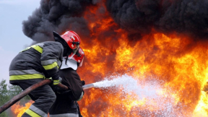 Incendiu devastator la Glodeni. Un barbat si-a pierdut viata, iar mama acestuia a ajuns la spital cu arsuri grave dupa ce casa in care locuiau a luat foc Incendiu devastator la Glodeni. Un barbat si-a pierdut viata, iar mama acestuia a ajuns la spital cu arsuri grave dupa ce casa in care locuiau a luat foc