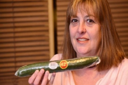 A cumparat de la supermarket un castravete pentru a face o salata. Cand a ajuns acasa s-a ingrozit de ce a gasit in el - FOTO A cumparat de la supermarket un castravete pentru a face o salata. Cand a ajuns acasa s-a ingrozit de ce a gasit in el - FOTO