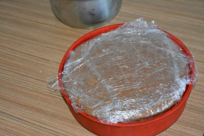 Greseala periculoasa pe care aproape toata lumea o face. De ce nu trebuie acoperite cu folie alimentele tinute in frigider