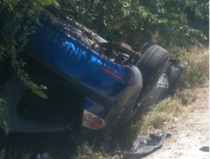 Inca un pic si "lua pe sus" un cortegiu de nunta. Un sofer de 22 de ani care s-a inversat cu masina si a ajuns intr-un sant, a coborat fara nicio zgarietura din automobilul facut zob - FOTO Inca un pic si "lua pe sus" un cortegiu de nunta. Un sofer de 22 de ani care s-a inversat cu masina si a ajuns intr-un sant, a coborat fara nicio zgarietura din automobilul facut zob - FOTO