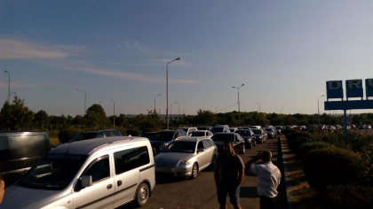 Moldovenii care ies sau intra in Moldova prin vama Albita s-au umplut de nervi. Cozile nu se mai termina, iar asteptarea devine insuportabila. Si la vama Sculeni au de asteptat peste 100 de minute - FOTO Moldovenii care ies sau intra in Moldova prin vama Albita s-au umplut de nervi. Cozile nu se mai termina, iar asteptarea devine insuportabila. Si la vama Sculeni au de asteptat peste 100 de minute - FOTO