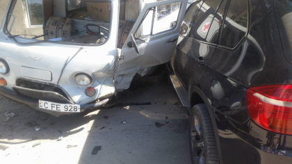 Accident la Ialoveni. Martorii: Un BMW a lovit in plin o ambulanta - FOTO Accident la Ialoveni. Martorii: Un BMW a lovit in plin o ambulanta - FOTO