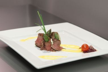 Antreu cald din rulou din muschi de vita cu sparanghel si ciuperci