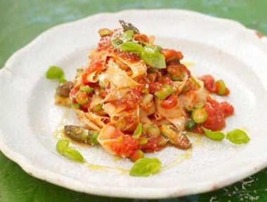 Tagliatelle cu cel mai bun sos de rosii - Jamie Oliver Tagliatelle cu cel mai bun sos de rosii - Jamie Oliver