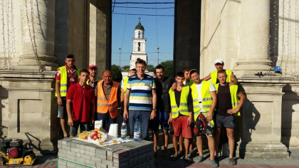 S-a plimbat cu bicicleta pe pista din PMAN si a ciocnit un pahar de bere cu muncitorii de pe santier. Cum si-a sarbatorit edilul capitalei ziua de nastere - FOTO S-a plimbat cu bicicleta pe pista din PMAN si a ciocnit un pahar de bere cu muncitorii de pe santier. Cum si-a sarbatorit edilul capitalei ziua de nastere - FOTO