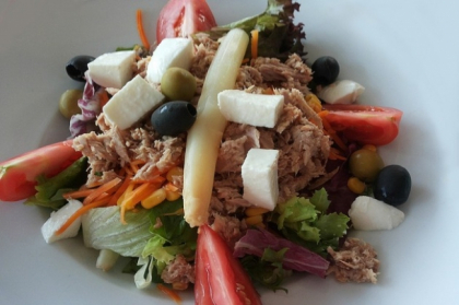 Salata cu ton, branza si legume Salata cu ton, branza si legume
