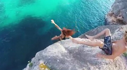 A incercat cu disperare sa se tina de piciorul iubitului sau, dar acesta a lasat-o sa cada in gol. Filmuletul care a starnit controverse pe internet - VIDEO