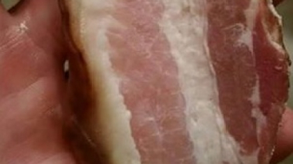 A scos din frigider bucata de bacon pentru a o gati la cina. A dat sa o spele intai, dar a ramas muta, cand a vazut ce avea pe o parte - FOTO