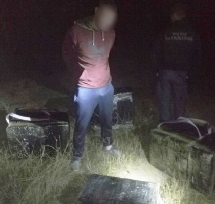 Mai multe focuri de arma la frontiera cu Romania pentru retinerea unui contrabandist de tigari. Barbatul transporta coletele spre malul raului Prut Mai multe focuri de arma la frontiera cu Romania pentru retinerea unui contrabandist de tigari. Barbatul transporta coletele spre malul raului Prut