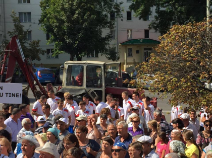 Fotbalistii de la FC Milsami Orhei, prezenti la protestul din fata Judecatoriei Buiucani, in sustinerea lui Ilan Sor - FOTO Fotbalistii de la FC Milsami Orhei, prezenti la protestul din fata Judecatoriei Buiucani, in sustinerea lui Ilan Sor - FOTO
