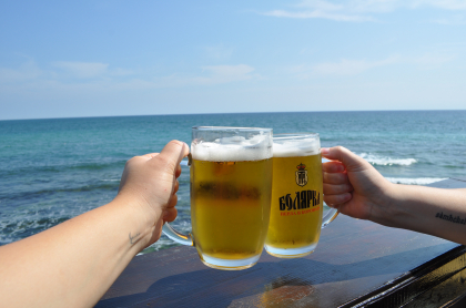 Ce patesti daca bei bere pe canicula? Cum poate fi mortala combinatia baie si alcool