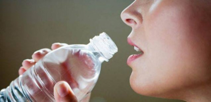 Bei apa dintr-o sticla de plastic folosita de mai multe ori? Vezi de ce sa nu mai faci niciodata asta