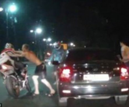 Meci de box in trafic. Doi motociclisti si un sofer si-au impartit pumni si picioare, fara ca politia sa intervina - VIDEO Meci de box in trafic. Doi motociclisti si un sofer si-au impartit pumni si picioare, fara ca politia sa intervina - VIDEO