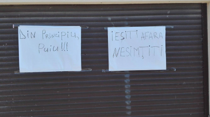 Proprietarii casei din Truseni protesteaza in fata propriei locuinte: "Iesiti afara, nesimtiti" - GALERIE FOTO Proprietarii casei din Truseni protesteaza in fata propriei locuinte: "Iesiti afara, nesimtiti" - GALERIE FOTO