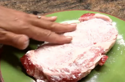 A turnat peste carnea cruda bicarbonat de sodiu, e de-a dreptul socant ce a urmat!