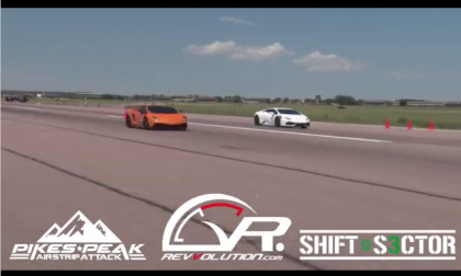 Esti curios sa vezi cum arata o liniuta de 4.000 de cai putere intre doua Lamborghini-uri?