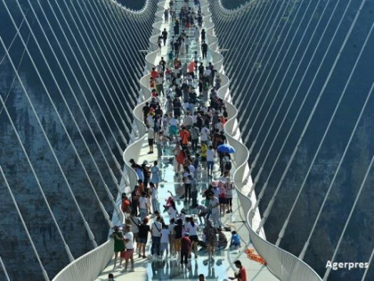 China a inaugurat cel mai lung pod de sticla aflat la cea mai mare inaltime. Dedesubt poate fi admirat un canion urias - FOTO China a inaugurat cel mai lung pod de sticla aflat la cea mai mare inaltime. Dedesubt poate fi admirat un canion urias - FOTO