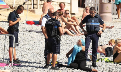 O femeie musulmana, obligata de politisti sa isi dea jos costumul burkini. Scenele surprinse pe plaja, in Nisa O femeie musulmana, obligata de politisti sa isi dea jos costumul burkini. Scenele surprinse pe plaja, in Nisa