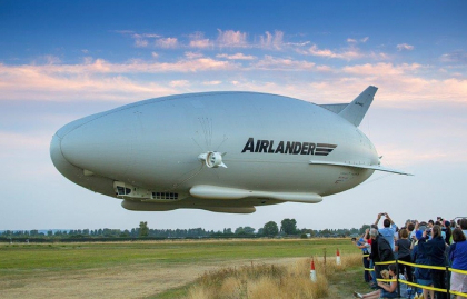 Cel mai mare dirijabil din lume Airlander 10 s-a prabusit in timpul unui test de zbor in centrul Angliei Cel mai mare dirijabil din lume Airlander 10 s-a prabusit in timpul unui test de zbor in centrul Angliei