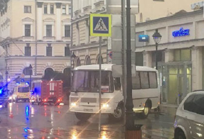 Patru persoane luate ostatice la o banca din centrul Moscovei. Un barbat ameninta ca va arunca in aer filiala bancii - VIDEO