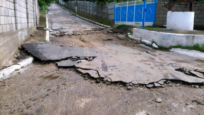Zeci de localitati din tara, devastate de grindina de ieri. Drumuri locale distruse si mai multe gospodarii inamolite Zeci de localitati din tara, devastate de grindina de ieri. Drumuri locale distruse si mai multe gospodarii inamolite