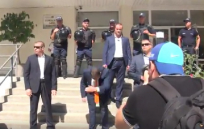 Ilan Sor ramane in arest la domiciliu: Avocatii: "Nu suntem de acord cu argumentele procuraturii". La iesirea din judecatorie, primarul de Orhei s-a inchinat in fata sustinatorilor sai - FOTO Ilan Sor ramane in arest la domiciliu: Avocatii: "Nu suntem de acord cu argumentele procuraturii". La iesirea din judecatorie, primarul de Orhei s-a inchinat in fata sustinatorilor sai - FOTO