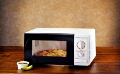 Folosesti cuptorul cu microunde doar pentru a incalzi mincarea? O sa ramai uimit cum poti sa curati o ceapa fara sa plangi! Folosesti cuptorul cu microunde doar pentru a incalzi mincarea? O sa ramai uimit cum poti sa curati o ceapa fara sa plangi!