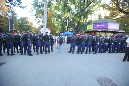 Securitate sporita! Pentru a ajunge in PMAN, la festivitatile de Ziua Independentei, trebuie sa treceti de sutele de politisti, dar si de detectoarele de metal - GALERIE FOTO Securitate sporita! Pentru a ajunge in PMAN, la festivitatile de Ziua Independentei, trebuie sa treceti de sutele de politisti, dar si de detectoarele de metal - GALERIE FOTO