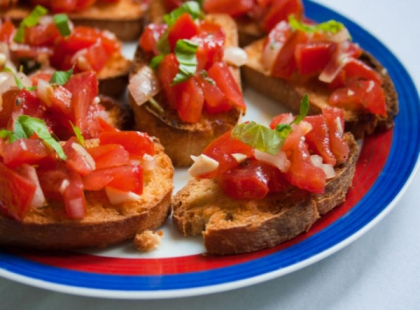 Cel mai rapid aperitiv! Bruschete cu rosii si usturoi. Cel mai rapid aperitiv! Bruschete cu rosii si usturoi.