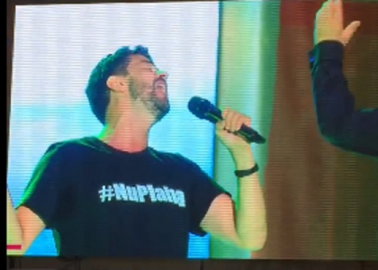 "NuPlaha" pe scena lui Plahotniuc. Pasha Parfeni a purtat in timpul concertului din PMAN un tricou cu un indemn impotriva vicepresedintelui PD - GALERIE FOTO