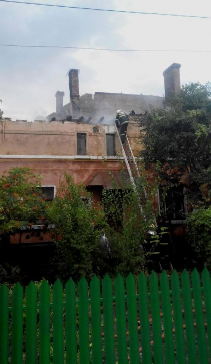 Incendiu devastator. Un bloc din Basarabeasca, mistuit de flacari: Zeci de pompieri si salvatori s-au deplasat la fata locului - GALERIE FOTO