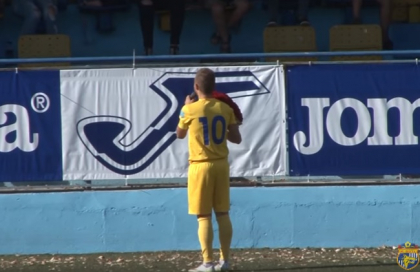 Mijlocasul unei echipe de fotbal din Moldova si-a cerut iubita in casatorie chiar inainte unui meci. Raspunsul tinerei - VIDEO