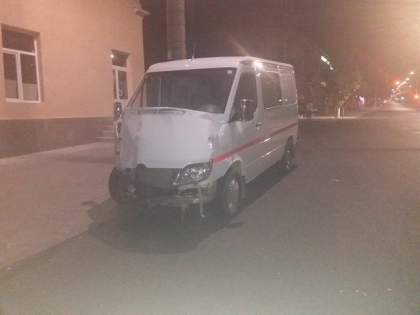 Accident in capitala: Doua microbuze facute zob intr-o intersectie din centrul capitalei - GALERIE FOTO