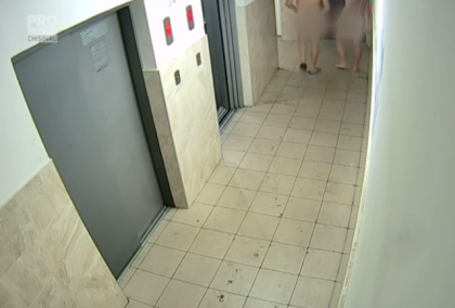 Politia ii cauta pe cei doi indivizi care au dansat in pielea goala pe masinile parcate in curtea unui bloc Politia ii cauta pe cei doi indivizi care au dansat in pielea goala pe masinile parcate in curtea unui bloc