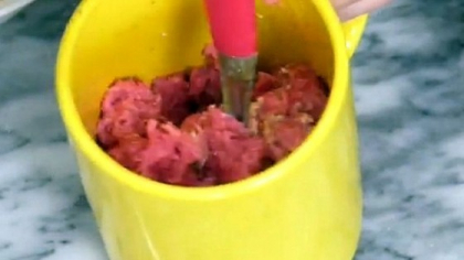 A amestecat carne tocata cu ketchup, dupa care a pus in microunda!  E fantastic ce a urmat