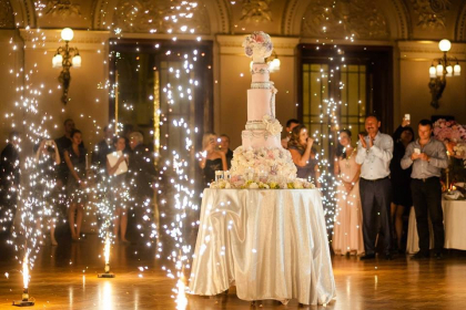 O viitoare mireasa s-a certat cu cofetarul, inainte de nunta! Toata lumea a bufnit in ras cand au vazut ce torta i-au adus - FOTO